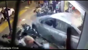 Tiyatro için sıra bekleyenlerin arasına araç daldı: 23 yaralı
