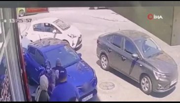 Otomobil yayaların arasına daldı