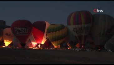 Kapadokya'da balonlar, Türk bayrakları ve Ömer Halisdemir posteri gökyüzünü süsledi