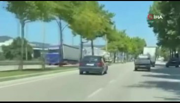 Canını hiçe sayan çocuk, otomobilin camından sarktı
