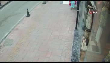 Kaza anında uçan parça kaldırıma savruldu: Yayanın refleksi hayatını kurtardı