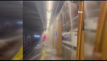 New York'ta metro istasyonlarını yine su bastı