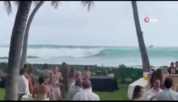 Hawaii'de dev dalgalar düğünü ve 3 katlı evi yıktı geçti