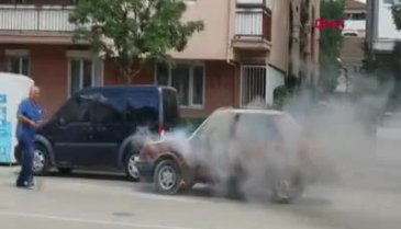 Bursa'da alevlere aldırış etmeyen kişi, hareket eden otomobiline binip el frenini çekti