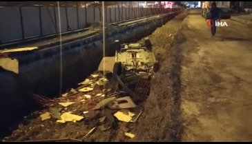 Adana'da otomobil  alt geçit çalışmasına düştü