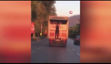 Bursa'da kamyon kasasının kapağına tutundu: Canını ve trafiği yok saydı