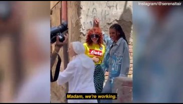 Rahibe, reklam filmi çekimleri sırasında öpüşen kadınları ayırmak istedi