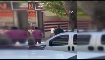 Trafikte tartışan grup sopalarla birbirine saldırdı