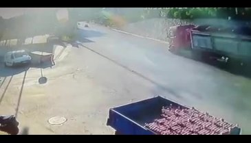 Bursa'da virajı alamayan TIR devrildi! O anlar kameralara böyle yansıdı