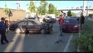 2 araç kafa kafaya çarpıştı: 3 yaralı