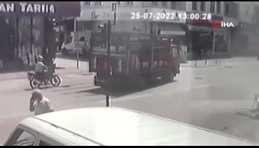 Bursa'da kamyonet ve motosiklet çarpıştı