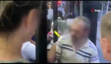 Bursa'da kadınların fotoğraflarını çeken kişiye meydan dayağı