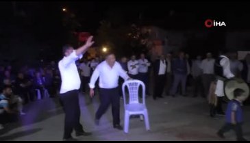 Davulcu sandalye ile güreş tuttu