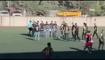Kırmızı kart alan futbolcular hakeme saldırdı