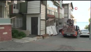 İstanbul'da binanın dışına izinsiz asansör müzik eşliğinde yıkıldı
