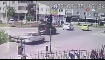 Bursa'da otomobilin motosiklete çarptığı kaza kamerada