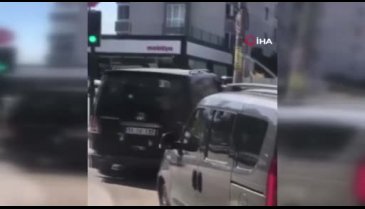 Bursa'da otomobilde yer kalmayınca kaputta yolculuk yaptı