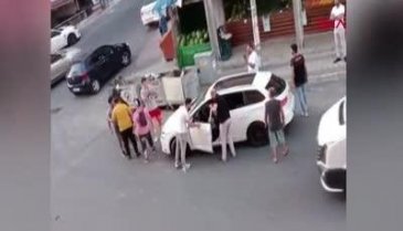Trafikte tartışma: Otomobili üzerlerine sürdü
