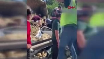 Kamyon otomobilin üzerine devrildi