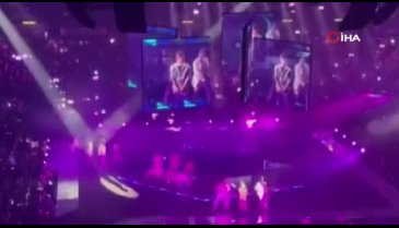 Konserde dansçıların üzerine dev ekran düştü