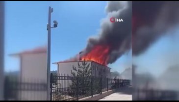Tadilattaki lojmanın çatısı alev alev yandı