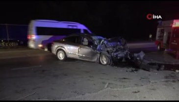 Bursa'da otomobil tırın altına girdi