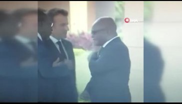 Macron'un dokundu, Beninli bakan omzunu silkeledi
