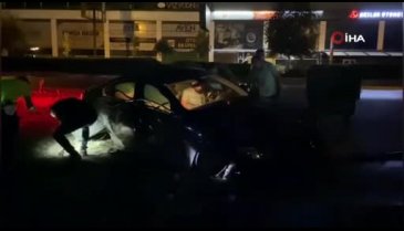 Bursa'da alkollü sürücü milyonluk aracıyla direğe çarptı