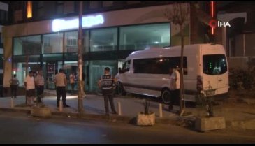 Öksürük krizi tuttu: Şoförün kullandığı araç bankaya girdi