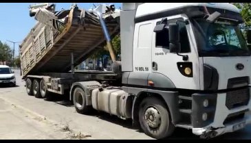 Bursa Gemlik'te kamyon köprüye çarptı-1
