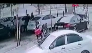 İYİ Partili meclis üyesine otomobille çarpan şahıs olay yerinden kaçtı! O anlar kamerada