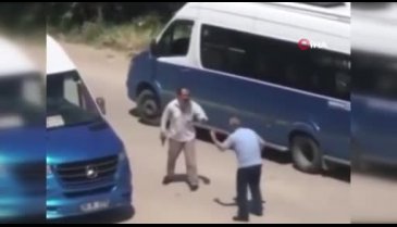 Bursa'da trafikte silahlı, sopalı kavga kamerada