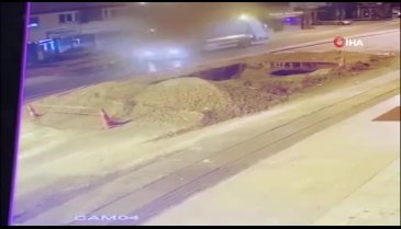 Başkentte korkunç kaza! Motosikletli kurye çukura düştü