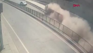 İstanbul'da hafriyat kamyonu devrildi