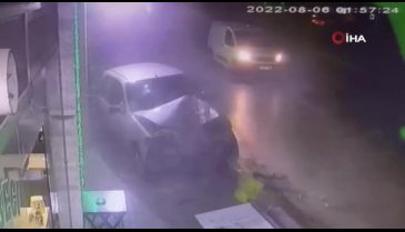 Bursa'da otomobil aydınlatma direğine çarptı: 3 yaralı