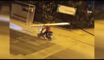 Bursa'da merdiveni motosikletle taşımaya çalışan şahıs hayrete düşürdü