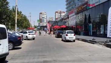 Kamyonet, otomobile çarparak mağazaya girdi