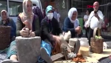 Halk geleneklerinin sürmesi için yürüdü