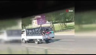 Bursa'da kamyonet kasasında tehlikeli yolculuk