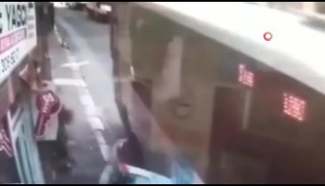 Açılan bagaj kapağı, kaldırımdaki yayaya çarptı