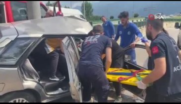 Bursa'da yön levhasına çarpan otomobil hurdaya döndü: 1 ağır yaralı