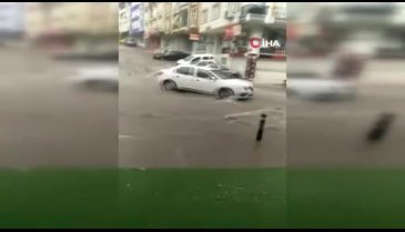 Sağanak yağış rögarları patlattı: Caddeler sular altında kaldı