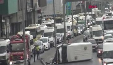 İstanbul'da minibüs aydınlatma direğine çarptı