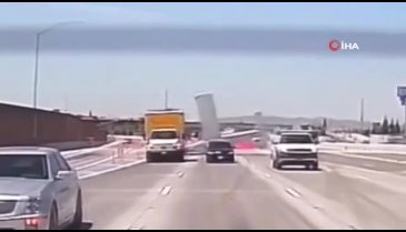 California'da tek motorlu uçak düştü, saniyeler içinde alev aldı