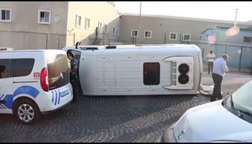 Bursa'da işçi servisi devrildi: Yaralılar var