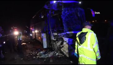 Otobüs tıra çarptı: 1 ölü 43 yaralı