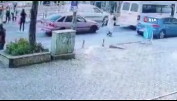 Karşıdan karşıya geçerken otomobil çarptı, genç kadın metrelerce savruldu