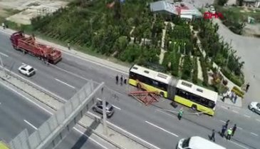 Kamyondaki demirler otobüsün üzerine düştü