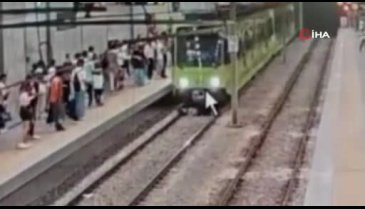 Bursa'da bir kişi metronun önüne atladı