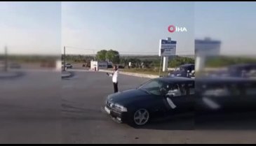 Trafiği durdurup damadın etrafında drift yaptılar